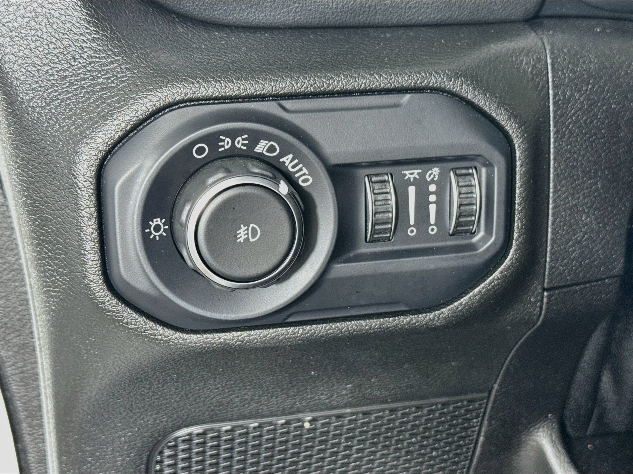 Used 2018 Jeep Wrangler Unlimited Sahara w/ Quick Order Package 24M Moab AWD/4WD image 11