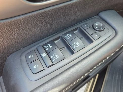 Used 2025 Chrysler Pacifica Select AWD/4WD image 29