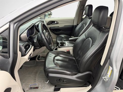 Used 2020 Chrysler Pacifica Touring-L Plus w/ Tire & Wheel Group image 12