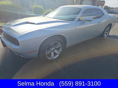 Used 2019 Dodge Challenger SXT w/ Driver Convenience Group RWD image 7