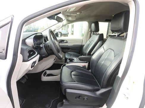 Used 2024 Chrysler Pacifica Touring-L image 11