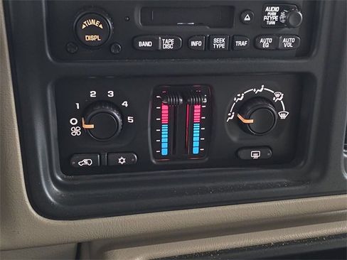 Used 2004 Chevrolet Suburban LS image 19