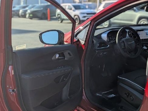 New 2026 Chrysler Pacifica Limited w/ S Appearance Package image 8