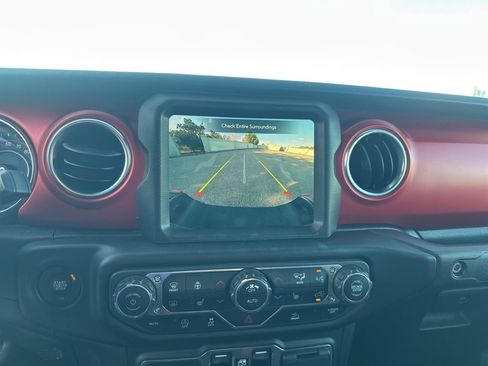 Used 2022 Jeep Gladiator Rubicon w/ Cold Weather Group image 16