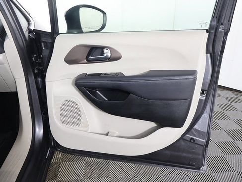 Used 2023 Chrysler Voyager LX image 20