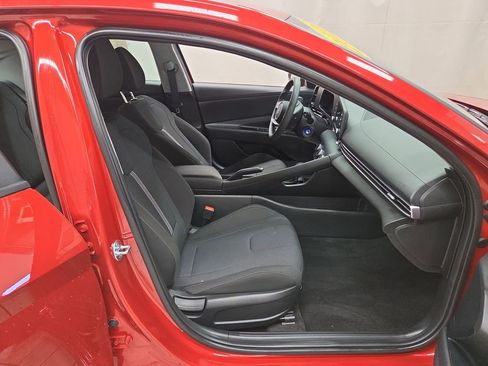 Used 2025 Hyundai Elantra SE FWD image 11