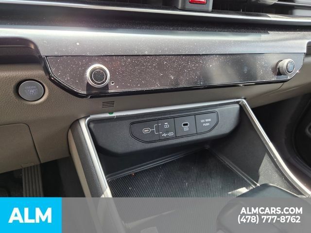 Used 2025 Kia Carnival FWD image 6
