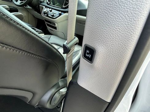 Used 2024 Chrysler Pacifica Touring-L image 36