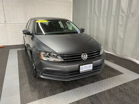 Used 2017 Volkswagen Jetta SE FWD image 2