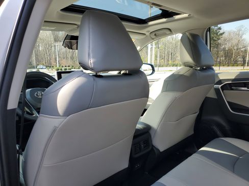 Used 2023 Toyota RAV4 XLE Premium image 11