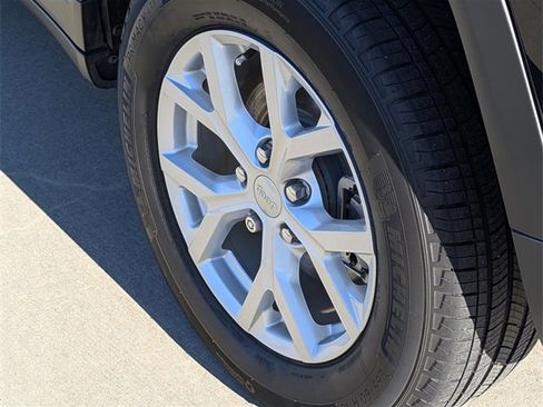 Used 2023 Jeep Grand Cherokee Limited image 8