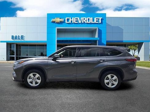 Used 2021 Toyota Highlander LE FWD image 6