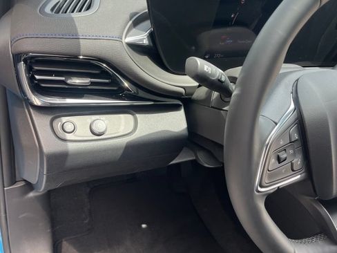 Used 2025 Buick Envista Sport Touring w/ Convenience I Package FWD image 17