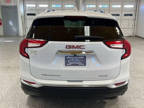 Used 2024 GMC Terrain SLT image 3