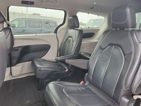 Used 2022 Chrysler Pacifica Touring-L FWD image 11