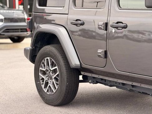 Used 2025 Jeep Wrangler Unlimited Sahara AWD/4WD image 5