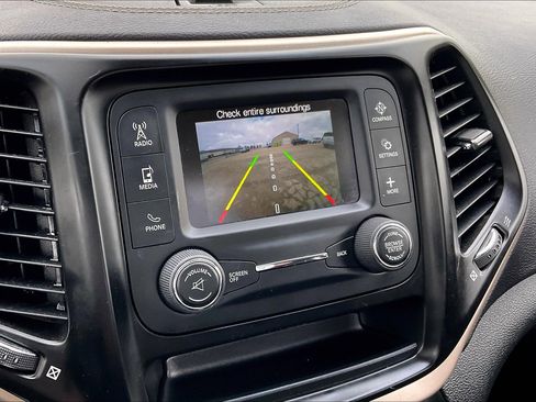 Used 2017 Jeep Cherokee Sport image 30