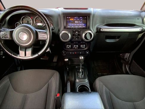 Used 2018 Jeep Wrangler Unlimited Rubicon w/ Connectivity Group AWD/4WD image 13