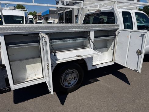 Used 2015 Ford F250 XL w/ Camper Package image 11