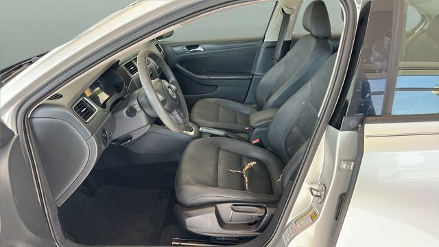 Used 2011 Volkswagen Jetta SE FWD image 9