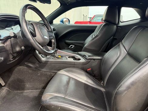 Used 2022 Dodge Challenger SXT w/ Plus Package image 5