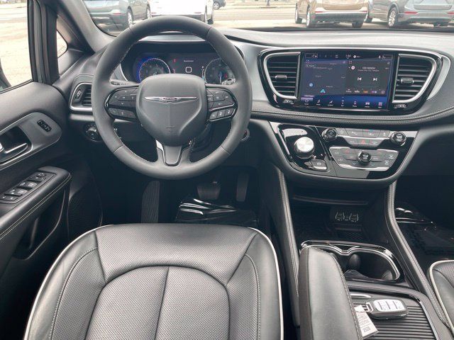 Used 2025 Chrysler Pacifica Limited FWD image 4