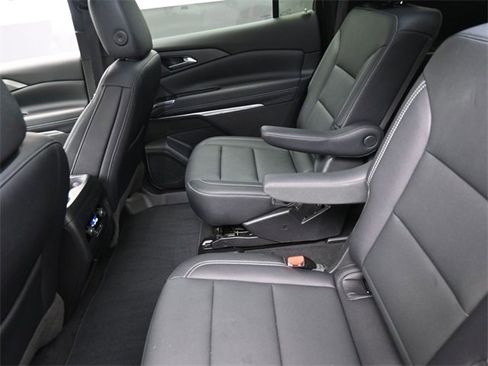 Used 2025 Chevrolet Traverse LT image 21