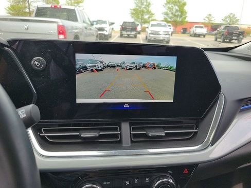 Used 2025 Chevrolet Trax LT w/ Sunroof Package image 16