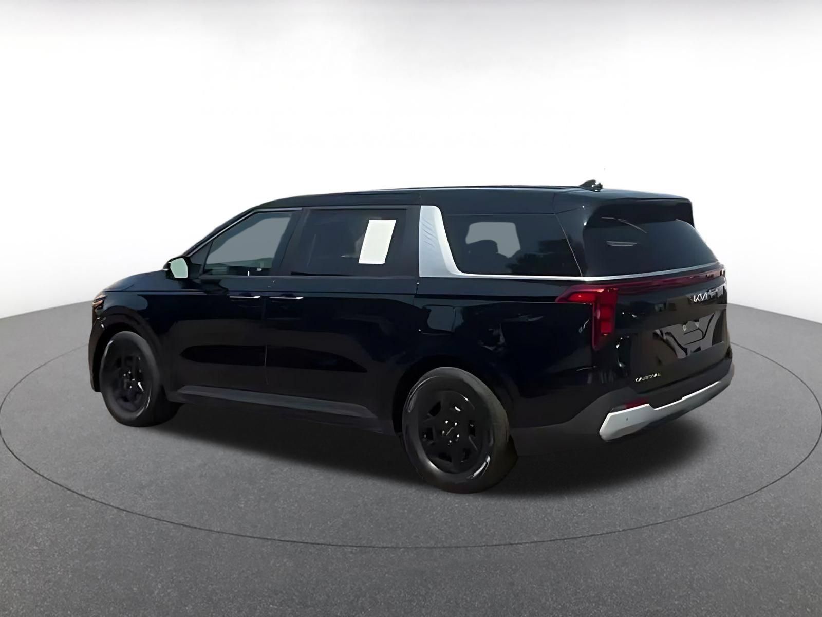 Used 2026 Kia Carnival FWD image 8