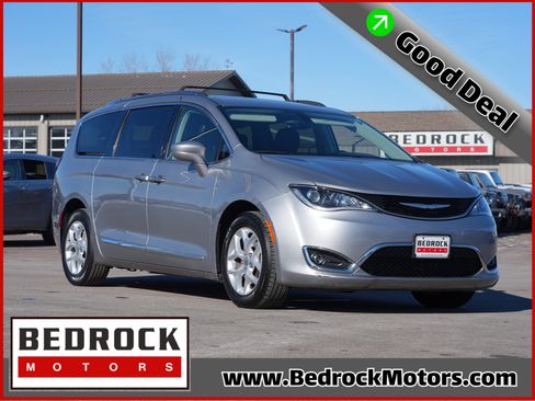 Used 2017 Chrysler Pacifica Touring-L Plus w/ Tire & Wheel Group image 1