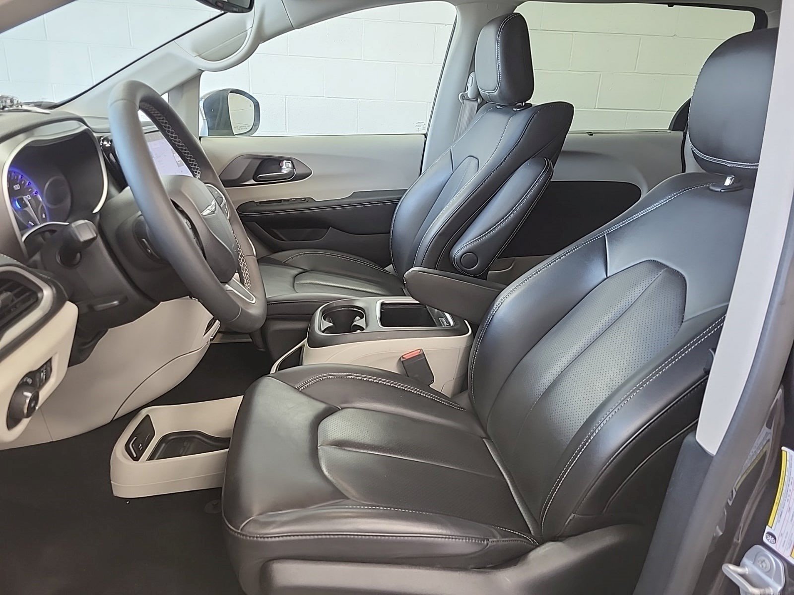 Used 2023 Chrysler Pacifica Touring-L w/ Uconnect Theater Family Group AWD/4WD image 7