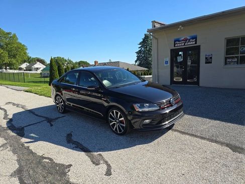 Used 2017 Volkswagen Jetta GLI FWD image 2