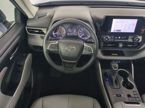 Used 2023 Toyota Highlander XLE FWD image 20