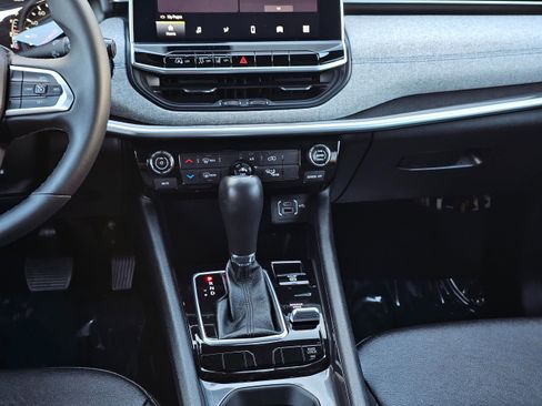 Used 2024 Jeep Compass Latitude image 25