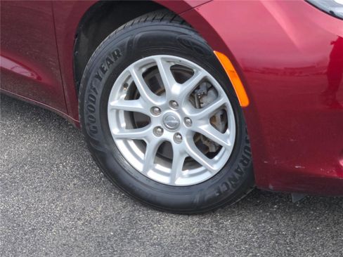 Certified 2017 Chrysler Pacifica Touring image 4