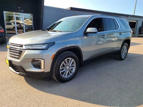 Used 2023 Chevrolet Traverse LT image 2