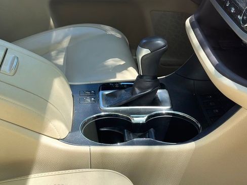 Used 2017 Toyota Highlander XLE AWD/4WD image 6