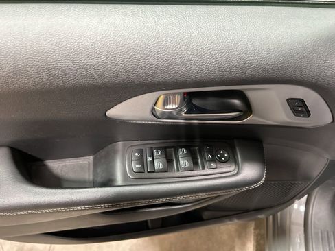Used 2025 Chrysler Pacifica Limited FWD image 13