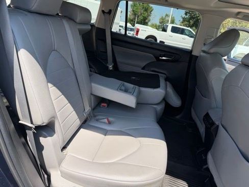 Used 2022 Toyota Highlander XLE AWD/4WD image 39