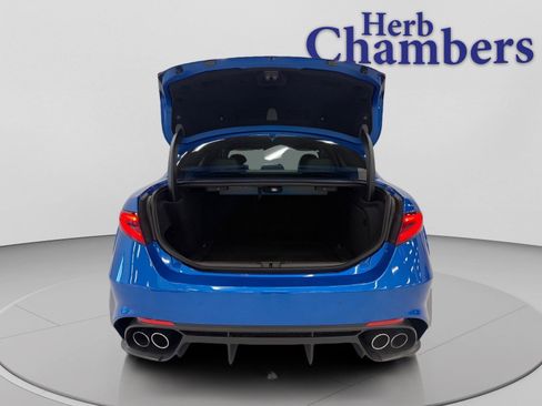 Used 2022 Alfa Romeo Giulia Quadrifoglio image 7