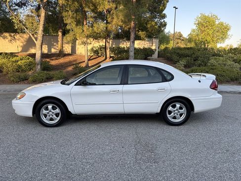 Used 2007 Ford Taurus SE image 2