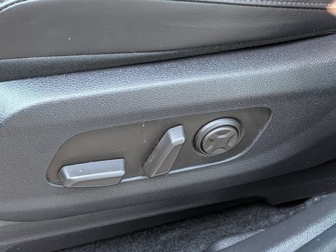 Used 2025 Kia Carnival EX FWD image 18