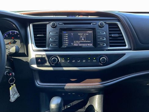 Used 2019 Toyota Highlander LE image 6
