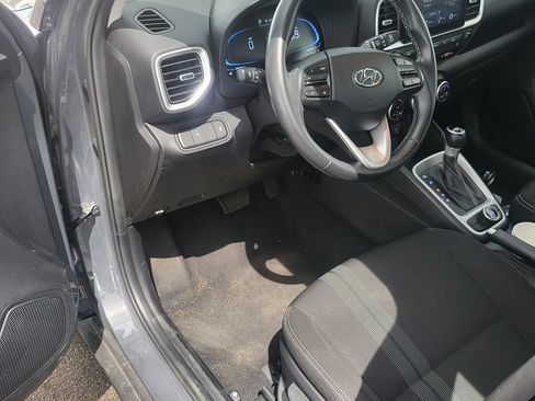 Used 2025 Hyundai Venue SEL FWD image 3