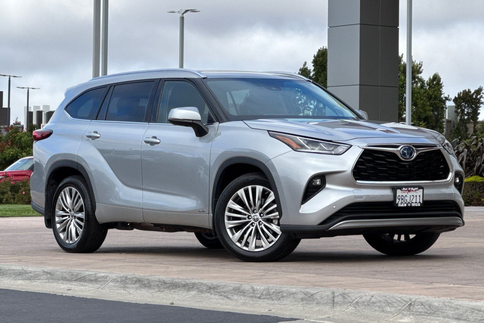 Used 2022 Toyota Highlander Platinum AWD/4WD image 2
