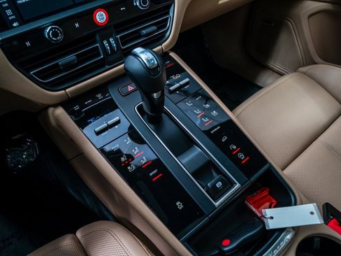 Used 2025 Porsche Macan image 19