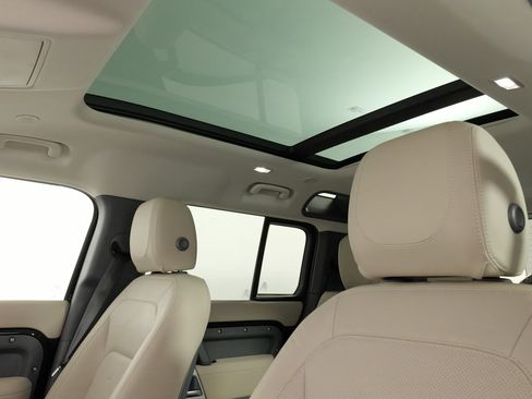 Used 2022 Land Rover Defender 110 SE image 32