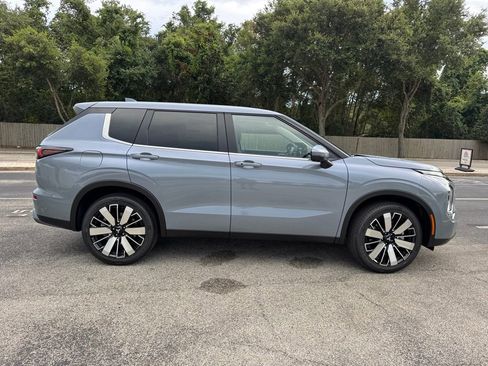 New 2025 Mitsubishi Outlander SE image 9