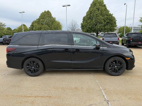 Used 2023 Honda Odyssey Sport image 3