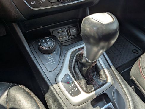Used 2015 Jeep Cherokee Trailhawk w/ Comfort/Convenience Group AWD/4WD image 20